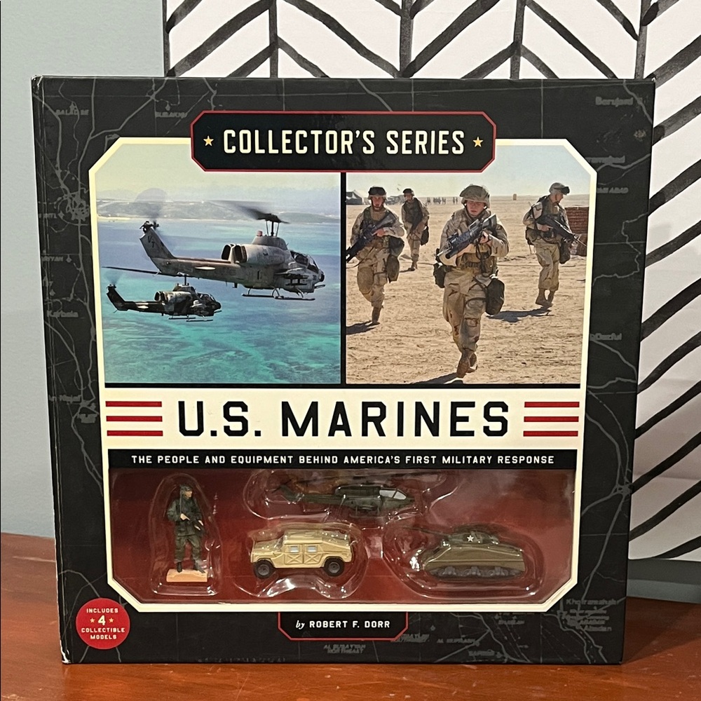 NIB Collector's Series 2006 USMC Box Set: Book and 4 Action Figures